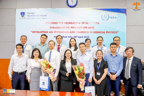 Đại diện ĐH NTT và đoàn chuyên gia IAEA chụp ảnh lưu niệm tại buổi làm việc